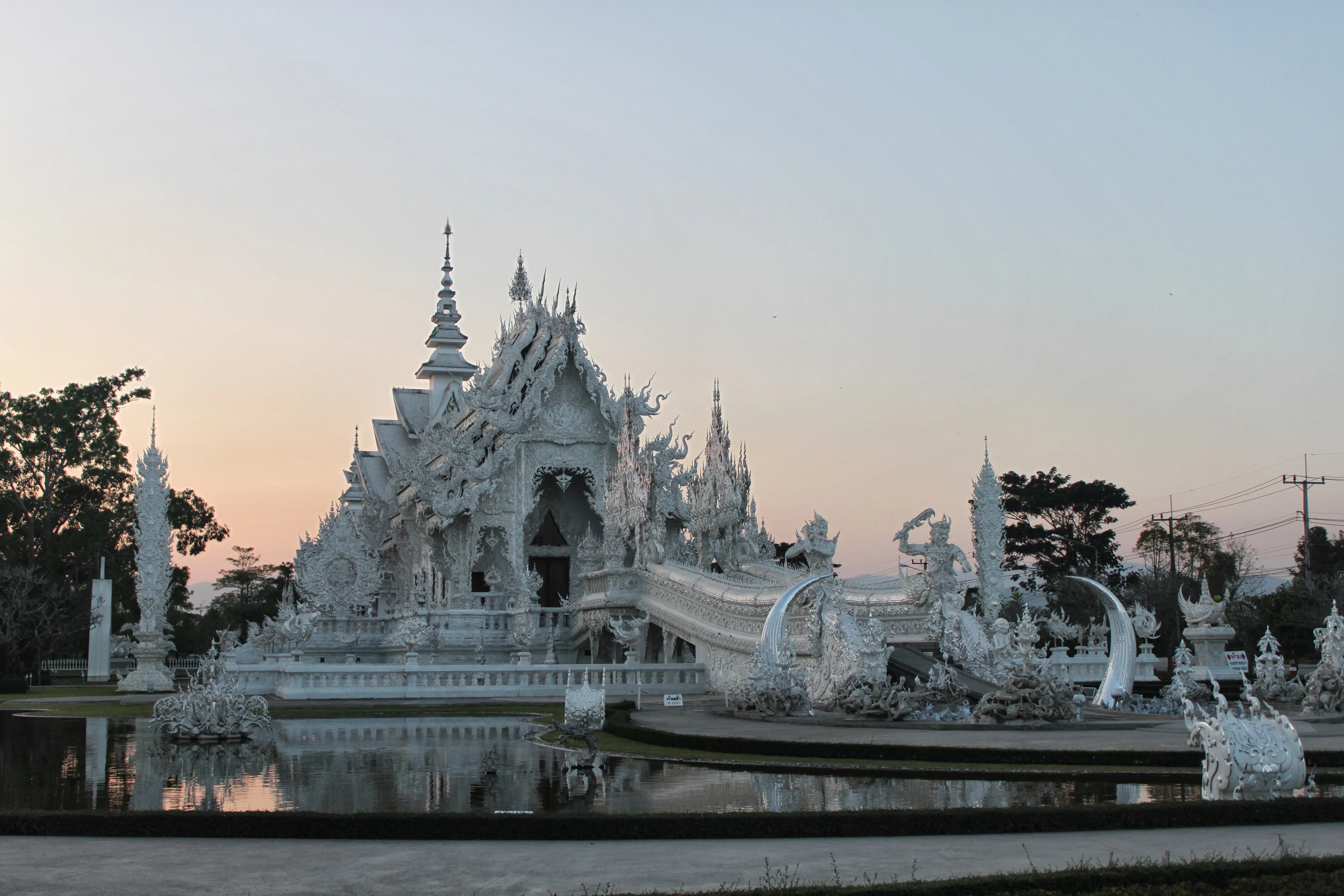 วัดร่องขุ่น (White Temple) พุทธศิลป์อันเลื่องชื่อ