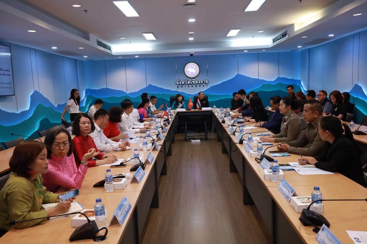 คณะผู้แทนเดียนเบียนมอบของที่ระลึกแก่จังหวัดเชียงราย