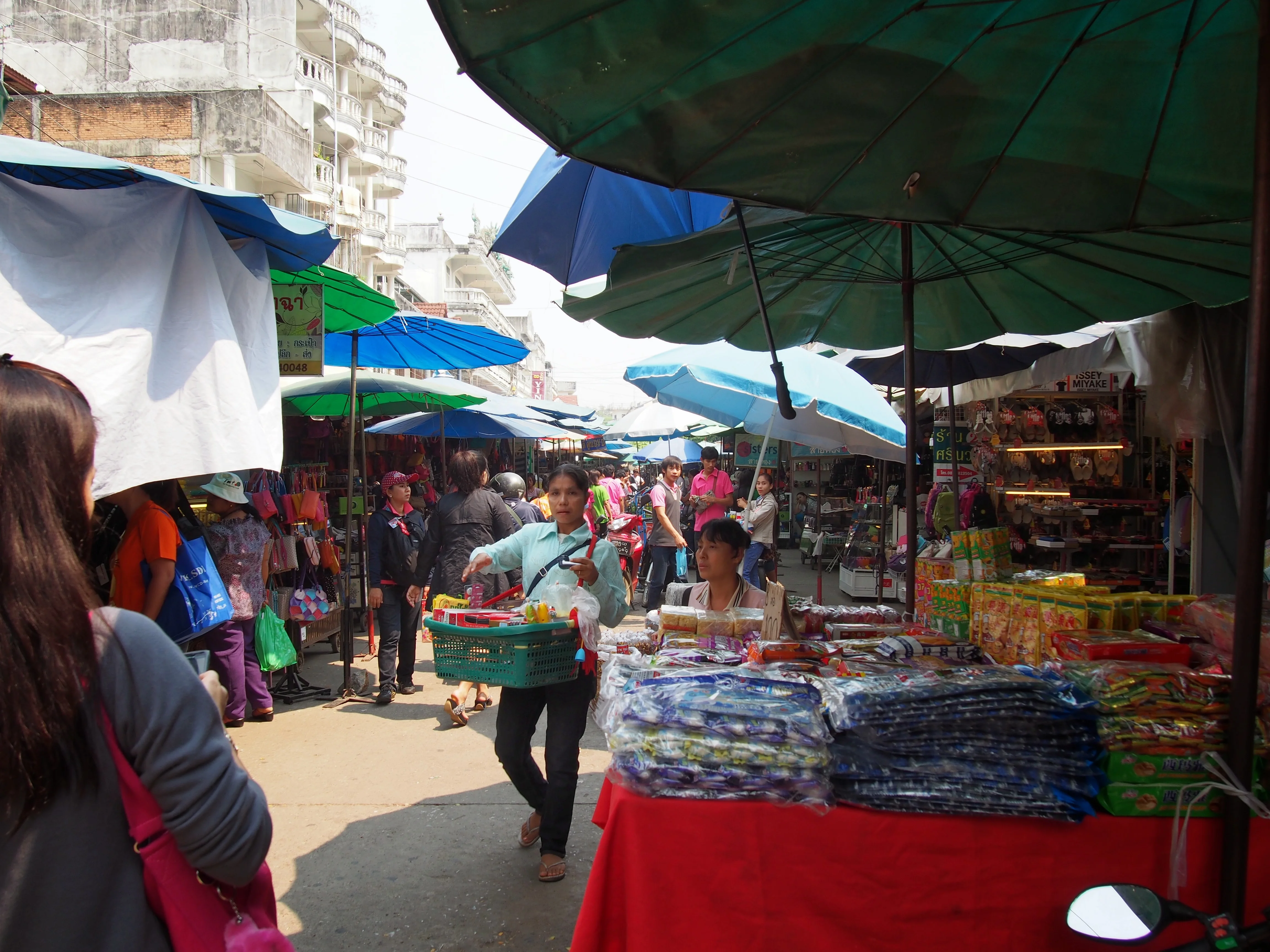 ช้อปปิ้งตลาดท่าล้อ ท่าขี้เหล็ก สินค้าปลอดภาษี
