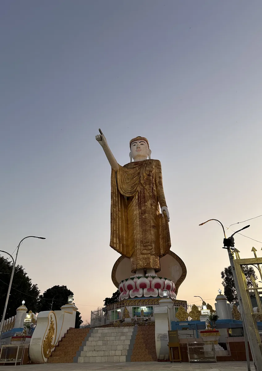 พระยืนชี้นิ้ว วัดจอมสัก เชียงตุง