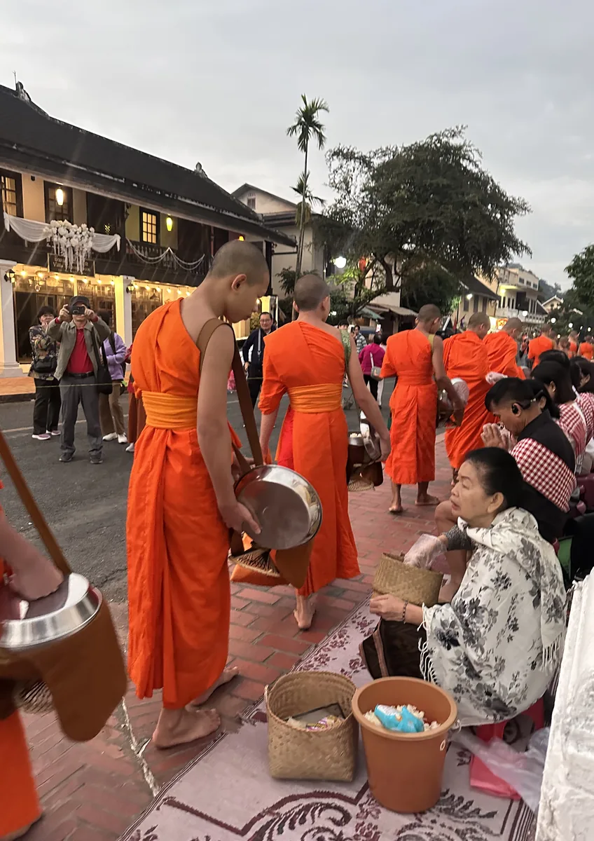 Luangprabang พิธีตักบาตรข้าวเหนียว 11