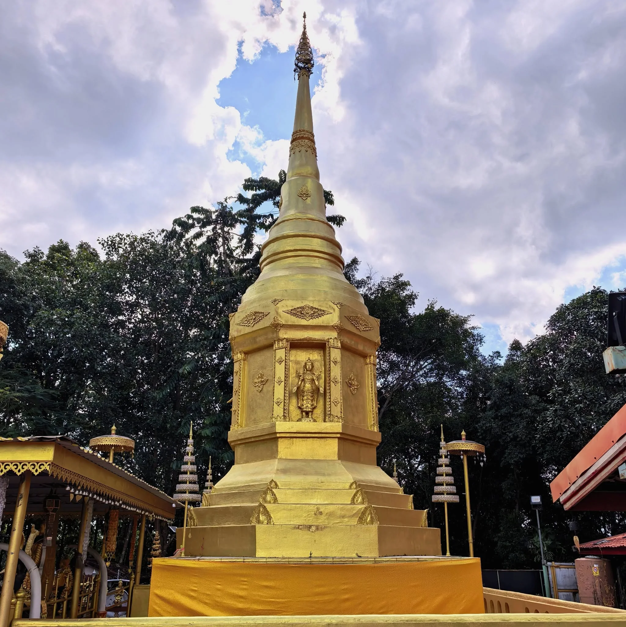 5. พระธาตุจอมหมอกแก้ว อ.แม่ลาว จ.เชียงราย