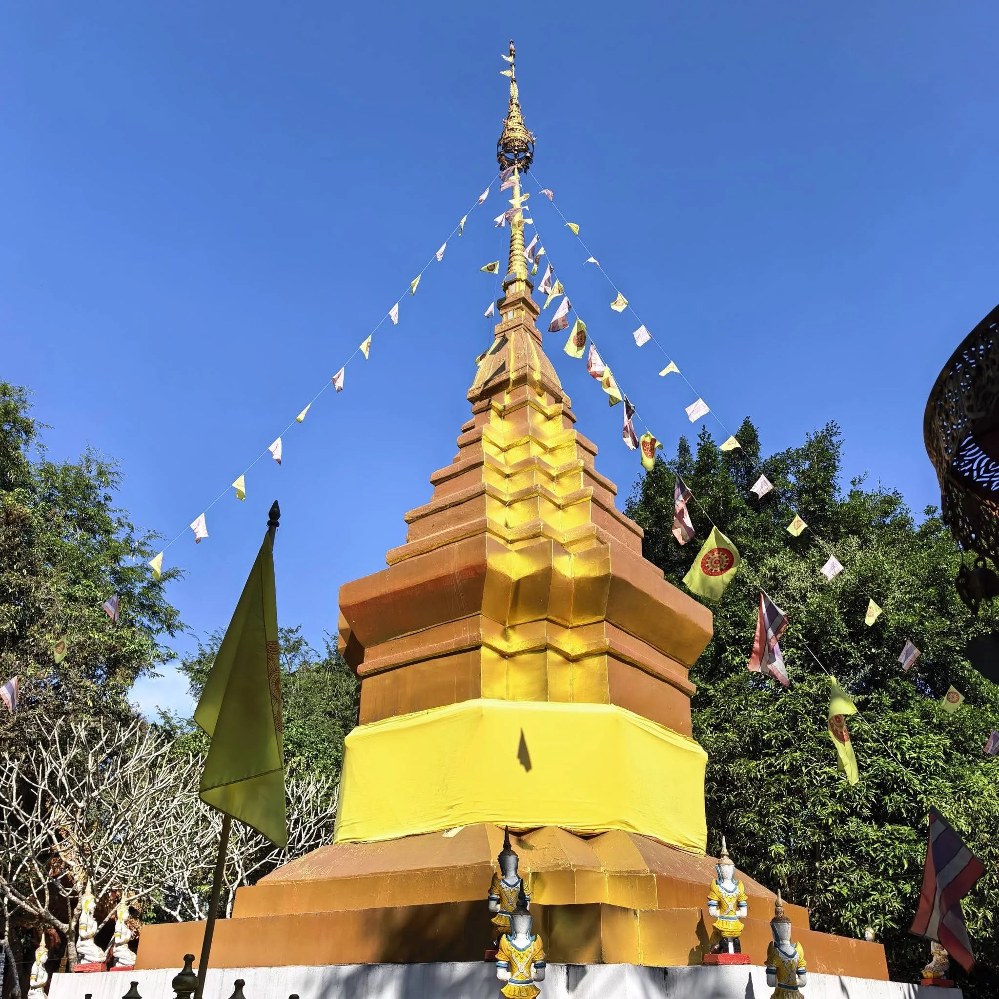 3. พระธาตุจอมผ่อ อ.เวียงป่าเป้า จ.เชียงราย