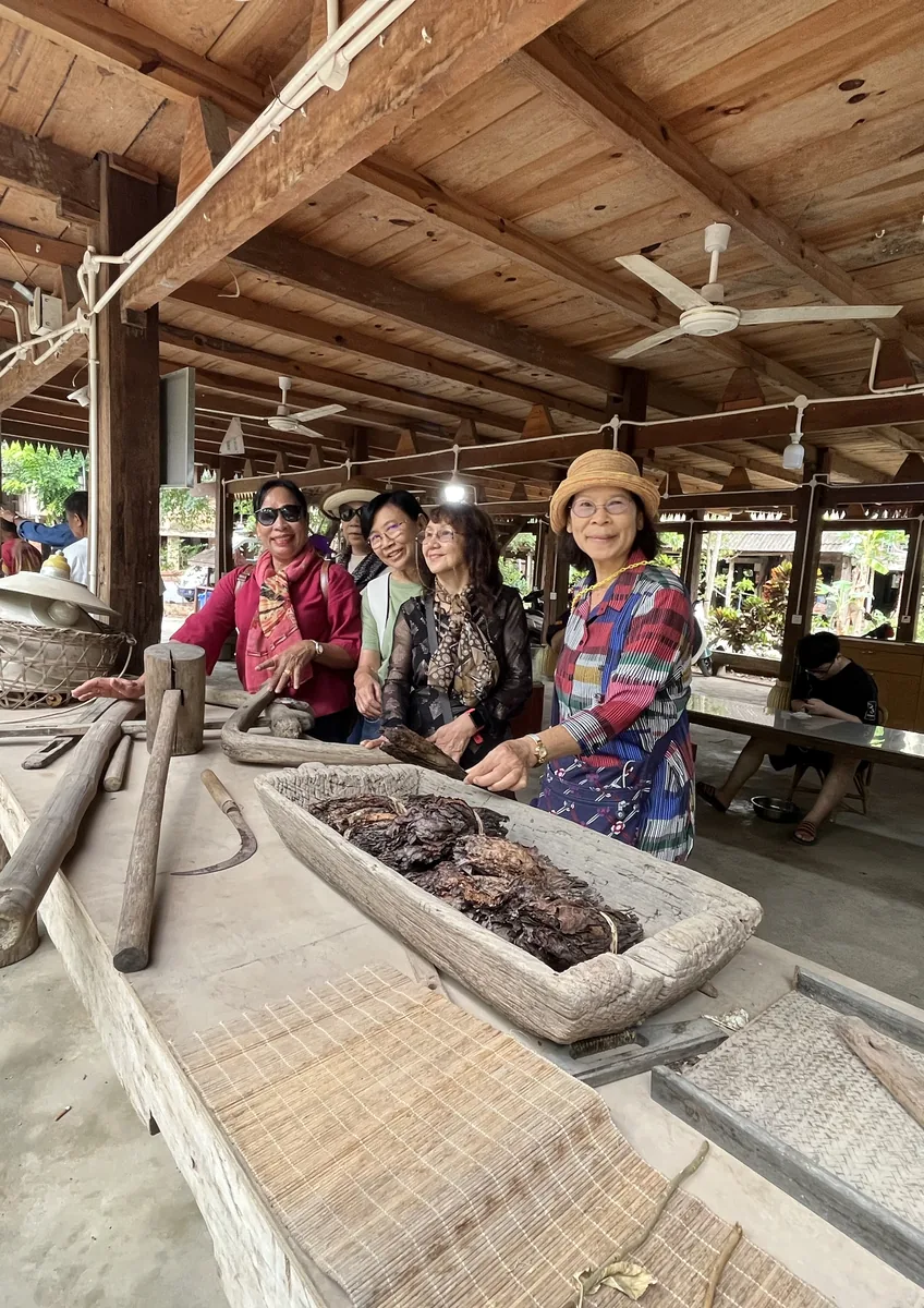 อ่านสิบสองปันนาผ่านเรือนไทลื้อ วัด และชุมชนที่ยังรักษาความทรงจำของเมือง ภาพหน้าบทความ หมู่บ้านไทลื้อหัวนา