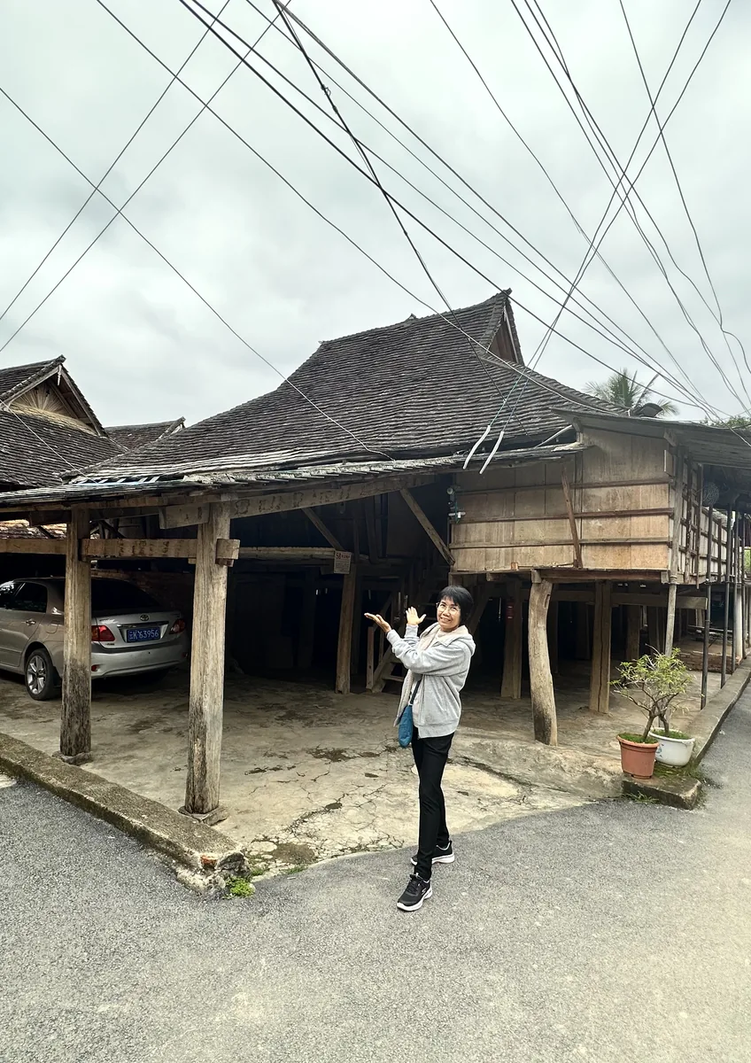 ไปสิบสองปันนาครั้งแรก ต้องรู้อะไรบ้าง? คู่มือเริ่มต้นสำหรับนักเดินทางปี 2569 ภาพหน้าบทความ Tai Lue Hua Na Village
